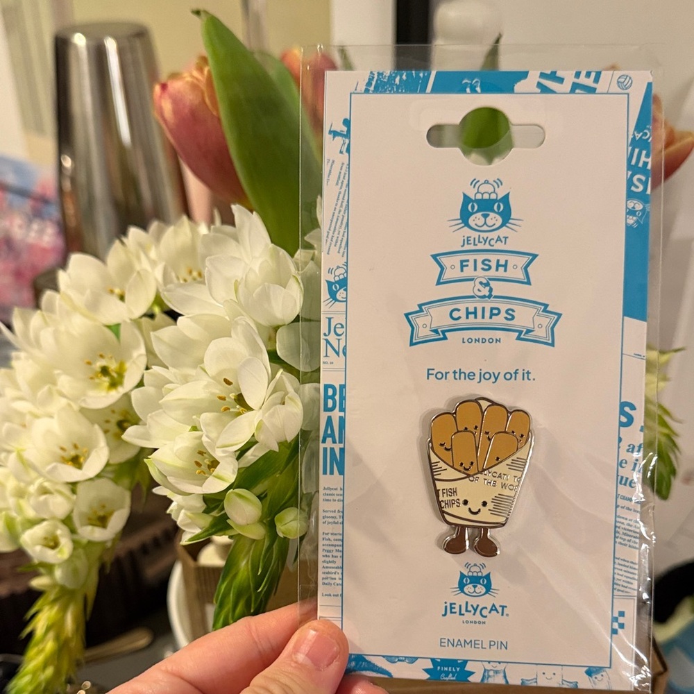 Jellycat London exclusive Chips Enamel Pin - Beige & Brown